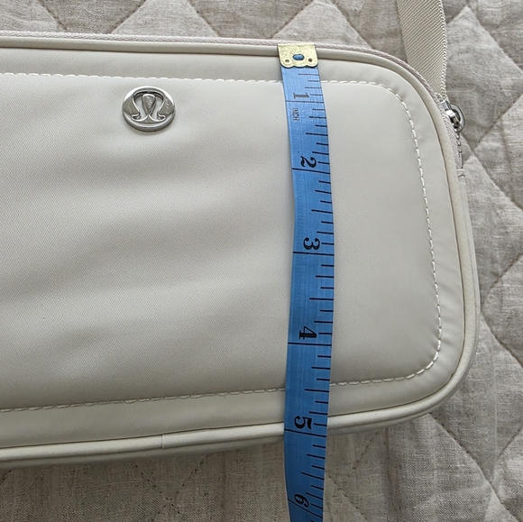 Lululemon Crossbody Camera Bag 2L NWOT - Picture 7 of 12